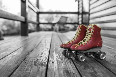 Roller skate. The Thai for "roller skate" is "โรลเลอร์สเกต".