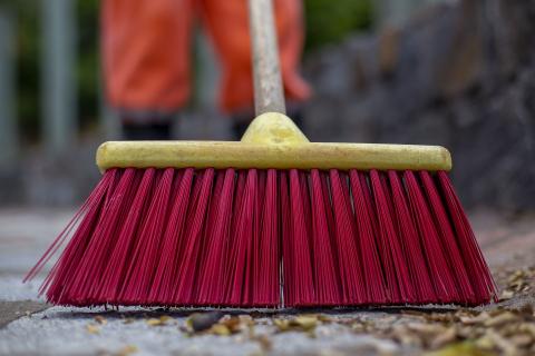 Broom. The Thai for "broom" is "ไม้กวาด".